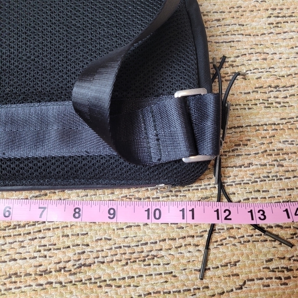 COMMUNITY Belt Bag - Picture 3 of 9